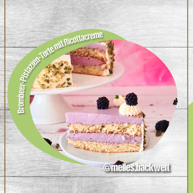 Promozioni e notizie (Promozioni-News) / Messaggi sui social media: Crostata di more e pistacchi con ricotta di GOLDSTEIG su un piatto bianco.