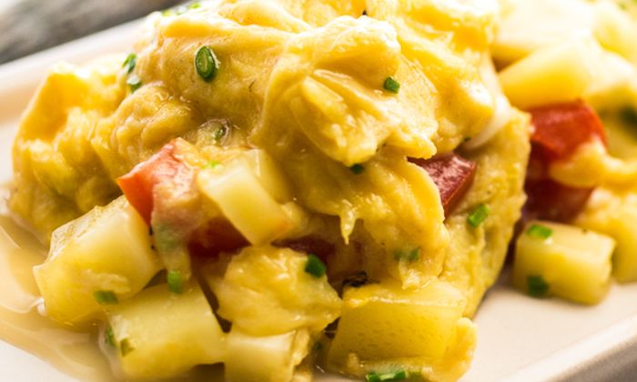 Ricetta Emmental Emmental mozzarella uova strapazzate con pomodorini e prezzemolo di GOLDSTEIG in un piatto 