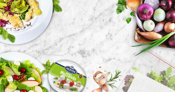 Piatto di insalata e ingredienti con la Mozzarella Mini Bambini di GOLDSTEIG
