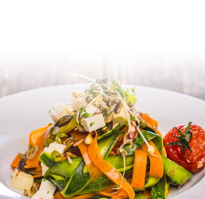 Ricetta delle protinelle pasta di carote e zucchine con protinella di GOLDSTEIG, noci e germogli nel piatto