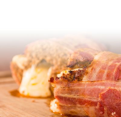 Ricetta Emmental Bomba di pancetta con centro di Emmental di GOLDSTEIG su tavola di legno