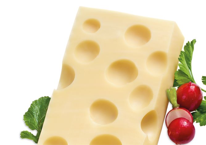 Pezzo di formaggio Emmental di GOLDSTEIG con prezzemolo e ravanelli - un tipo di formaggio molto apprezzato