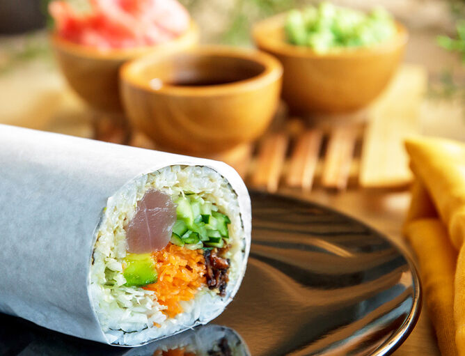 Sushirrito con carote, cetrioli, riso e pesce