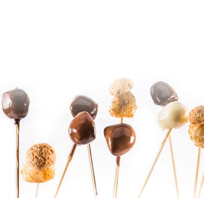 Ricetta dei lecca-lecca al cioccolato con Bambini Mozzarella Mini di GOLDSTEIG e amaretti su bastoncini