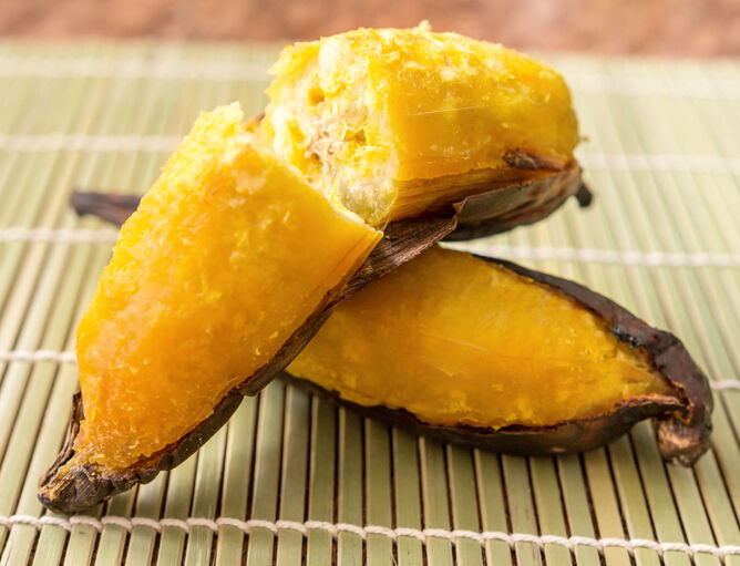 Dessert alla banana grigliata su tappetino da sushi