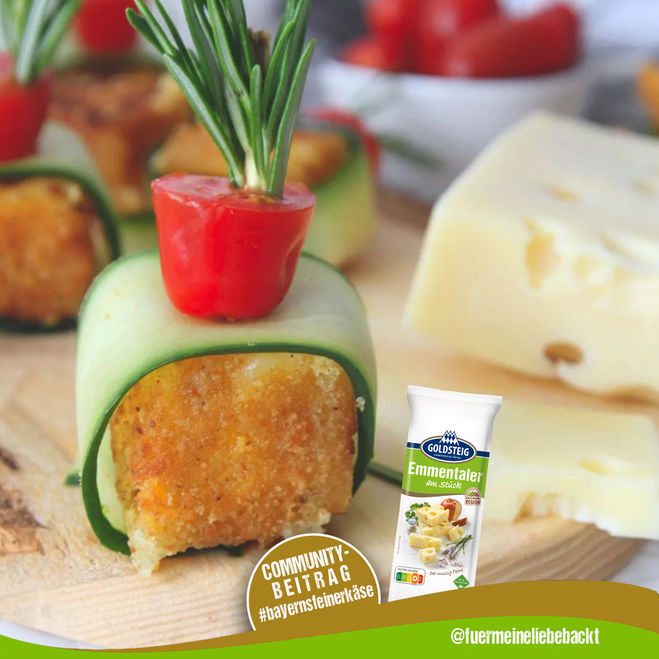 Promozioni e novità (Promozioni-News) / Messaggi sui social media: Cubetti di formaggio Emmental al forno. Serviti su una tavola di legno.