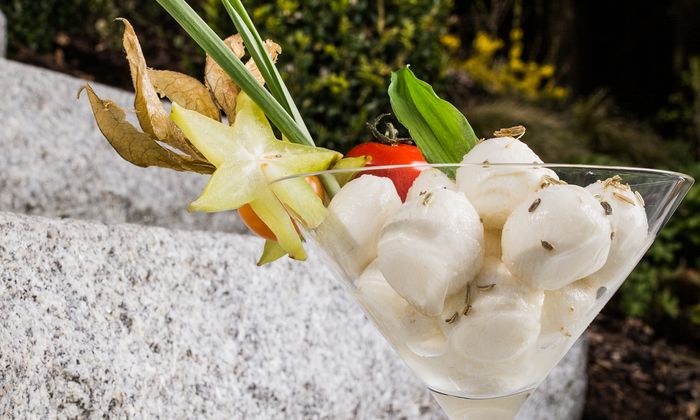 Ricetta Mozzarella condita Mini Bambini di GOLDSTEIG in un bicchiere da cocktail con guarnizione su gradini di granito 