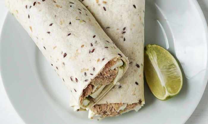 Ricetta Protinella Wrap con avocado, tonno, uova e crema di formaggio di GOLDSTEIG su un piatto con lime