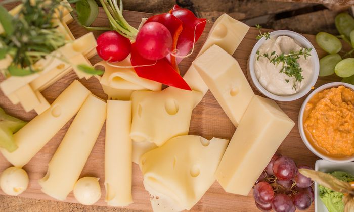 Formaggio a fette su tagliere di formaggi - GOLDSTEIG