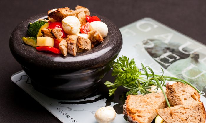 Ricetta della mozzarella Insalata di peperoni, carote e zucchine con Bambini Mozzarella Mini di GOLDSTEIG servita con erbe e pane in un vaso di pietra 