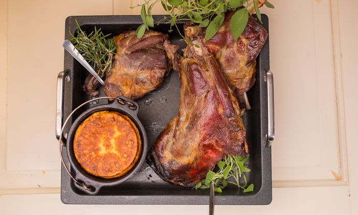 Rezept | Geschmorte Lammkeule mit Polenta-Ricotta-Kuchen