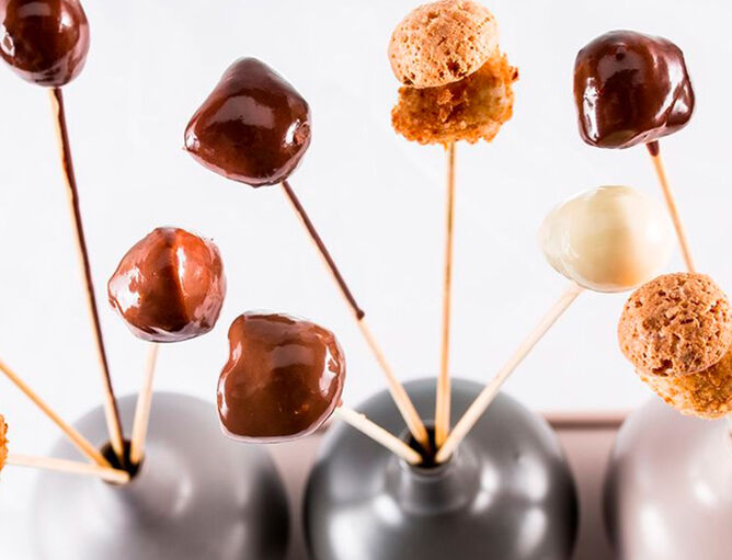 Food pops con Bambini Mini Mozzarella di GOLDSTEIG ricoperta di cioccolato su bastoncini di legno