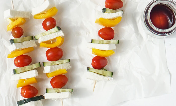 Ricetta Protinella Spiedini di verdure con pomodori, cetrioli, peperoni e protinella di GOLDSTEIG su spiedini di legno