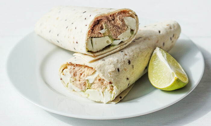 Ricetta Protinella Wrap con avocado, tonno, uova e crema di formaggio di GOLDSTEIG su un piatto con lime