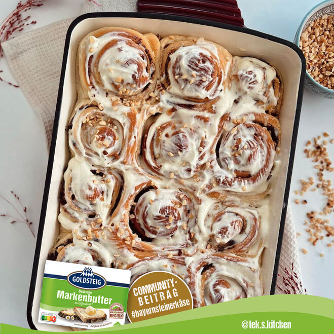 Promozioni e novità (promotions-news) / post sui social media: Panini alla cannella con burro di GOLDSTEIG in una casseruola.