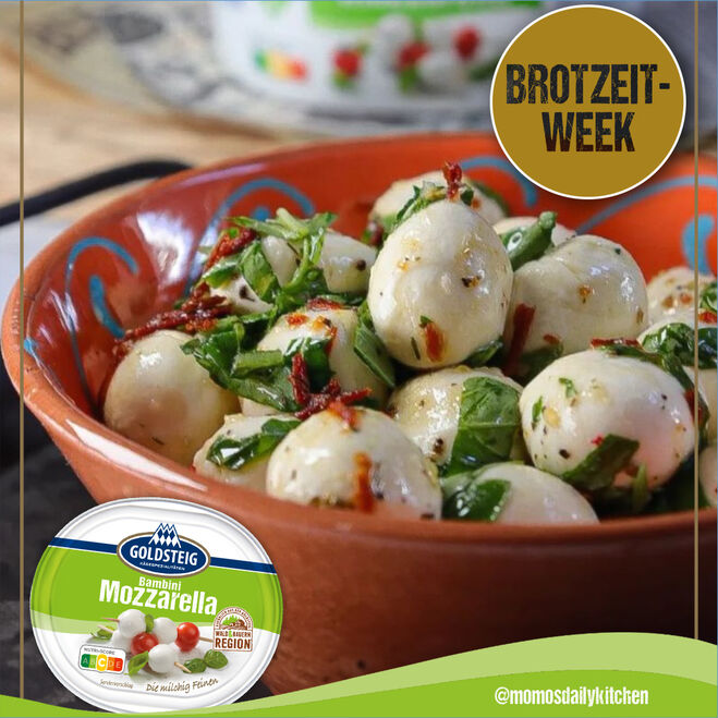 Promozioni e novità (Promozioni-News) / Messaggi sui social media: Mozzarella marinata per bambini di GOLDSTEIG in una ciotola di ceramica marrone.