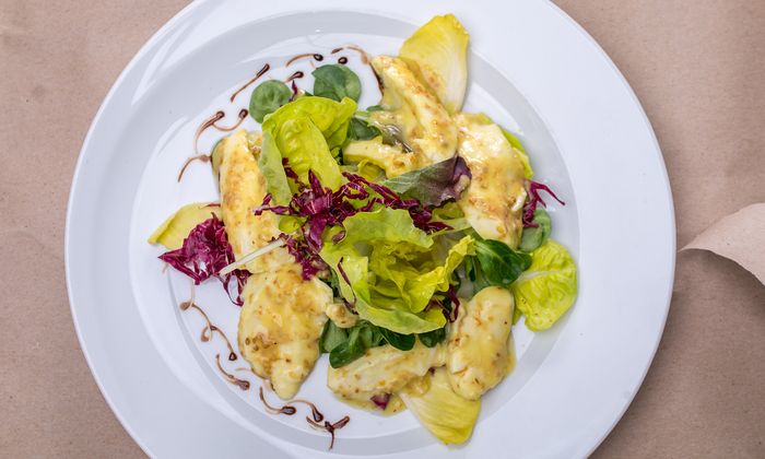 Ricetta della mozzarella Insalata di foglie con mozzarella in salsa di frutto della passione e mandorle creata da GOLDSTEIG on a plate