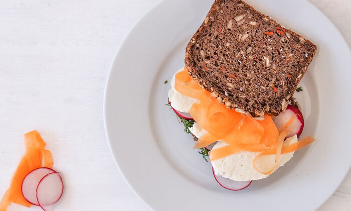 Ricetta della Protinella Panino alla Protinella con carote e ravanelli di GOLDSTEIG nel piatto