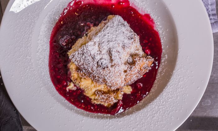 Ricetta del mascarpone per torte al forno con ricotta e mascarpone di GOLDSTEIG con marmellata di prugne in un piatto 