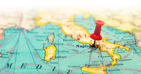 La pizza più lunga del mondo su una mappa dell'Italia con una puntina su Napoli