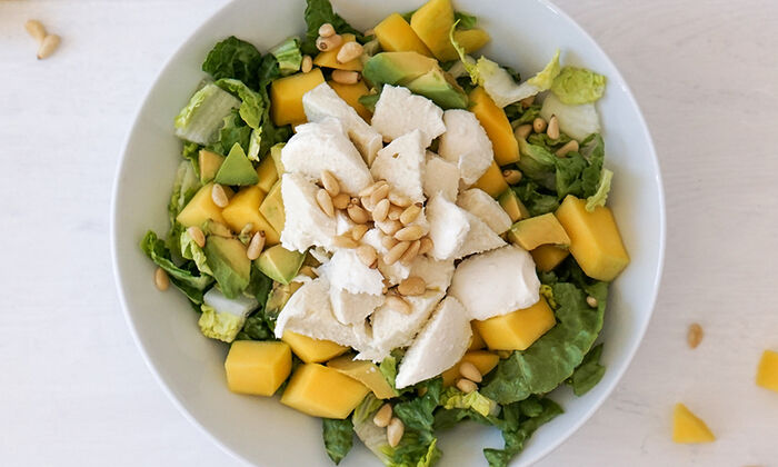 Ricetta Protinella Insalata di mango con rucola e pinoli di GOLDSTEIG in a bowl
