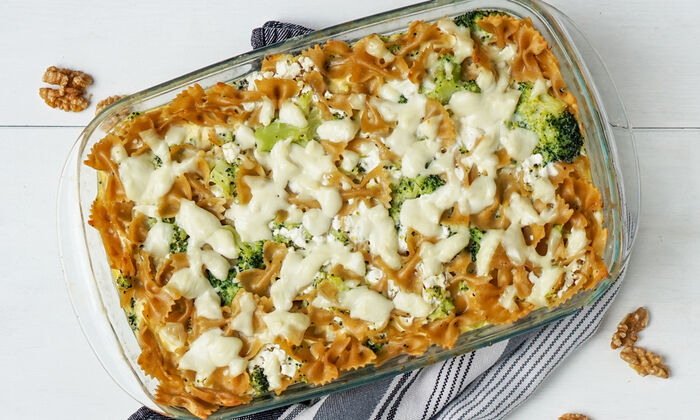 Ricetta della Protinella: casseruola di broccoli con formaggio cremoso di GOLDSTEIG in una casseruola di vetro.