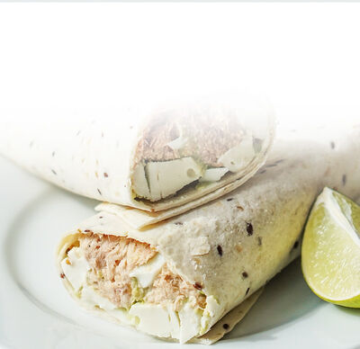 Ricetta Protinella Wrap con avocado, tonno, uova e crema di formaggio di GOLDSTEIG su un piatto con lime