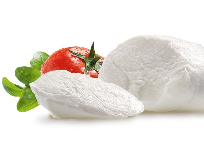 Mozzarella di GOLDSTEIG con pomodoro e basilico - un tipo di formaggio molto diffuso
