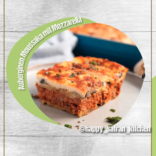 Promozioni e notizie (Promozioni-News) / Messaggi sui social media: Moussaka di melanzane grattugiate con mozzarella di GOLDSTEIG su un piatto bianco.
