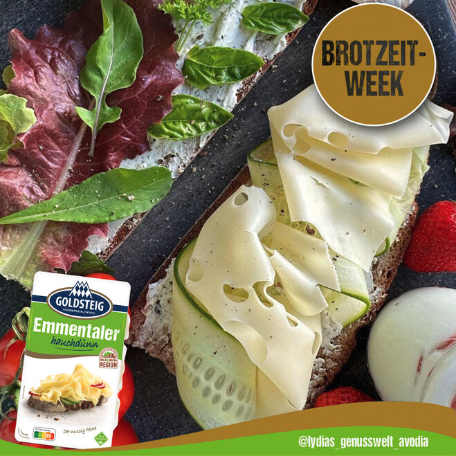 Promozioni e novità (Promozioni-News) / Messaggi sui social media: pane all'Emmental con fette sottilissime di Emmental di GOLDSTEIG su una tavola di legno grigia.