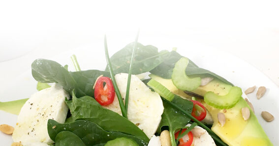 Insalata Protinella di GOLDSTEIG con avocado e peperoncino - formaggio proteico ricco di proteine, riduzione dei grassi