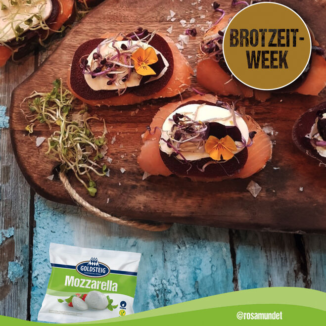 Promozioni e novità (Promozioni-Notizie) / Messaggi sui social media: Bocconcini di salmone con mozzarella di GOLDSTEIG su una tavola di legno.