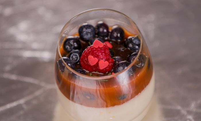 Ricetta del mascarpone Crema di mascarpone e ricotta di marzapane di GOLDSTEIG con ragù di frutti di bosco e frutti di bosco freschi in barattolo 