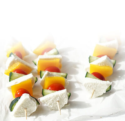 Ricetta Protinella Spiedini di verdure con pomodori, cetrioli, peperoni e protinella di GOLDSTEIG su spiedini di legno