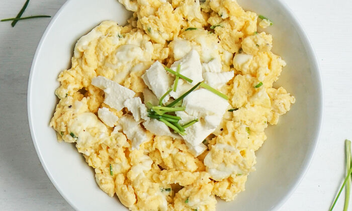 Ricetta Protinella Uova strapazzate con latte ed erbe fresche di GOLDSTEIG in un piatto