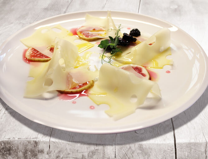 Carpaccio di formaggio sottilissimo con formaggio Emmental di GOLDSTEIG su fettine di fico