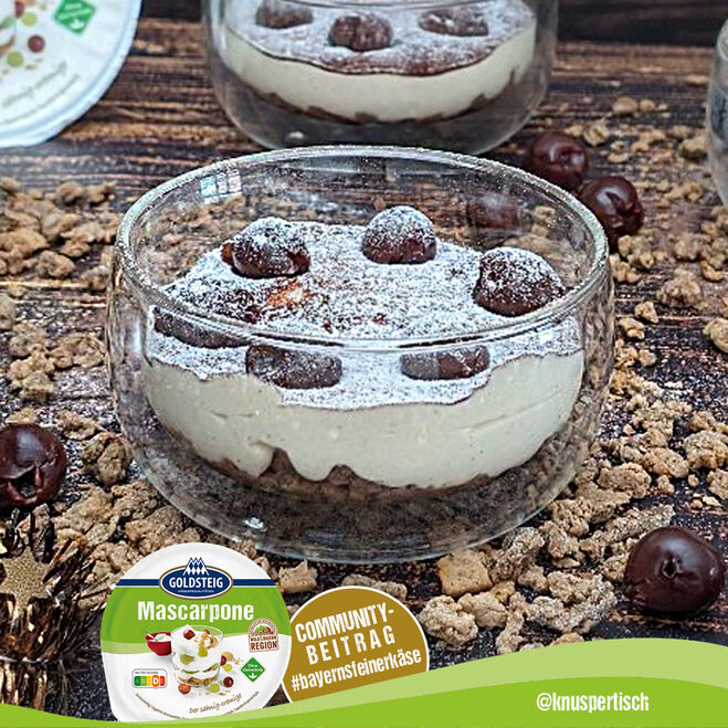 Promozioni e novità (Promozioni-Notizie) / Messaggi sui social media: dessert alla ciliegia della Foresta Nera in bicchieri da dessert rotondi.