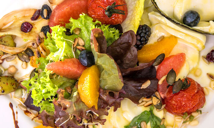 Ricetta Protinella Insalata estiva con Protinella di GOLDSTEIG con verdure, noci, frutta e condimento all'arancia 