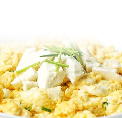 Ricetta Protinella Uova strapazzate con latte ed erbe fresche di GOLDSTEIG in un piatto