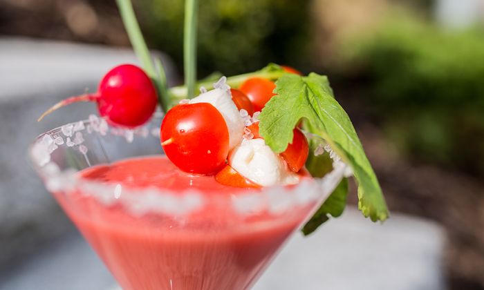 Cocktail con la ricetta della mozzarella con Bambini Mozzarella Mini - bastoncino di pomodoro ciliegino e sugo di pomodoro GOLDSTEIG in un bicchiere da cocktail con bordo di zucchero