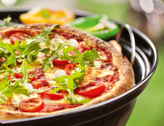 Pizza in kettle grill con pomodoro, rucola e Mozzarella Bambini Mini di GOLDSTEIG 