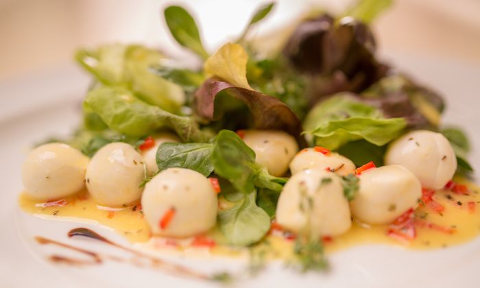 Ricetta della mozzarella Bambini Mozzarella in miniatura con salsa al lime e origano di GOLDSTEIG in un piatto