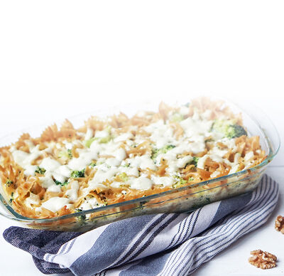 Ricetta della Protinella: casseruola di broccoli con formaggio cremoso di GOLDSTEIG in una casseruola di vetro.