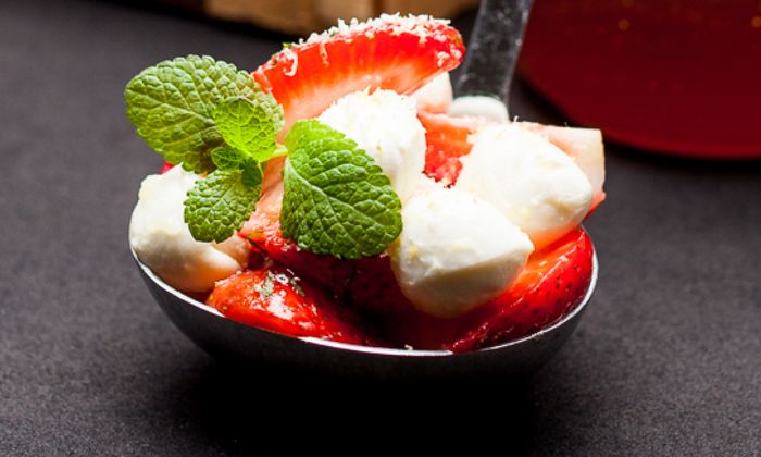 Ricetta Mozzarella Bambini Mozzarella Mini di GOLDSTEIG con fragole, menta e miele in un misurino