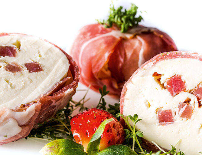 GOLDSTEIG pallina di mozzarella con dadini di prosciutto e involucro di prosciutto con crescione e fragole
