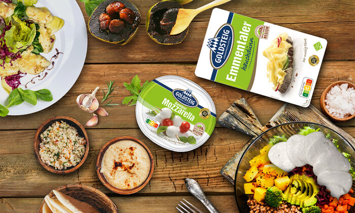 Tendenze alimentari 2024 su un tavolo di legno con Mozzarella Bambini Mini e formaggio Emmental sottilissimo di GOLDSTEIG