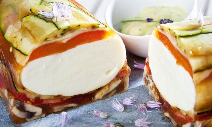 Ricetta della mozzarella Terrina di verdure con centro di mozzarella di GOLDSTEIG con panna ed erbe aromatiche su un panno