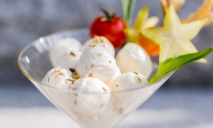 Ricetta Mozzarella condita Mini Bambini di GOLDSTEIG in un bicchiere da cocktail con guarnizione su gradini di granito 