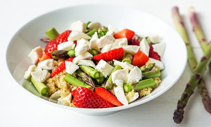 Ricetta della Protinella Insalata di asparagi con Protinella di GOLDSTEIG, fragole e quinoa nel piatto 