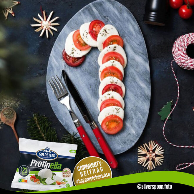 Promozioni & News (Promozioni-News) / Messaggi sui social media: Caprese a forma di bastoncino di zucchero di GOLDSTEIG su un piatto grigio.